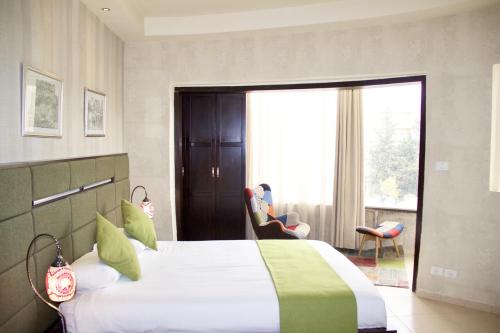 耶路撒冷国家酒店 - 耶路撒冷的一间卧室设有一张大床和一个大窗户