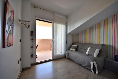 PauSuite & Spa Panoramic Olivars的带沙发和滑动玻璃门的客厅