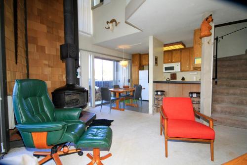 马姆莫斯湖Sierra Park Villas #24的客厅配有两把椅子和炉灶