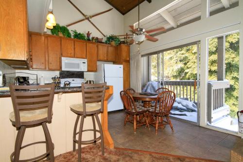 马姆莫斯湖Sierra Park Villas #88的厨房以及带桌椅的用餐室。