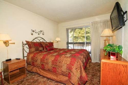 马姆莫斯湖Sierra Park Villas #88的一间卧室设有一张床和一个窗口