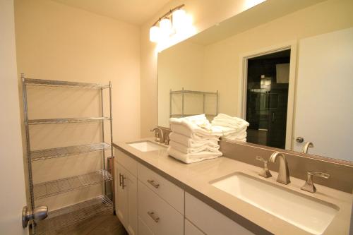 马姆莫斯湖Sierra Park Villas #93的一间带两个盥洗盆和大镜子的浴室