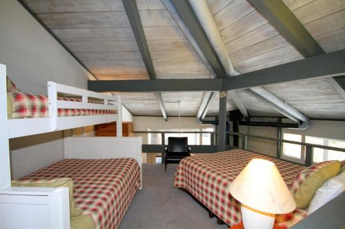马姆莫斯湖Sierra Park Villas #93的一间卧室配有两张双层床和一张书桌