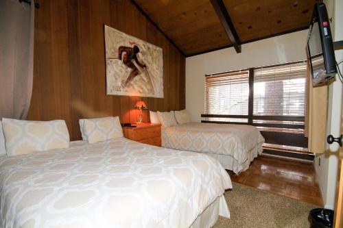 马姆莫斯湖Sierra Park Villas #82的一间卧室设有两张床和窗户。
