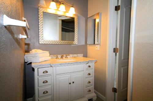 马姆莫斯湖Sierra Park Villas #65的一间带水槽和镜子的浴室