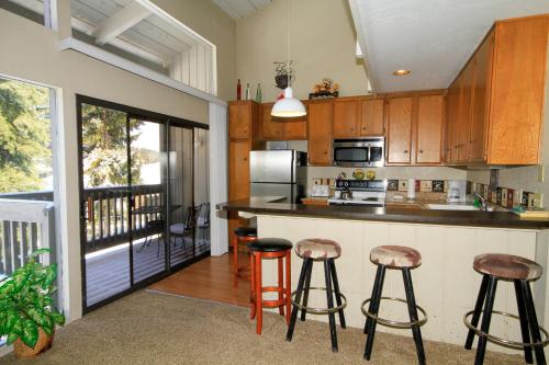 马姆莫斯湖Sierra Park Villas #89的厨房配有柜台和一些凳子