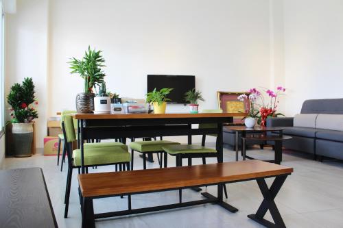 东港海津&海町文旅的客厅配有桌椅和沙发