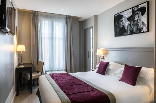 巴黎贝斯特韦斯特蒙加尔姆酒店的一间设有大床和窗户的酒店客房