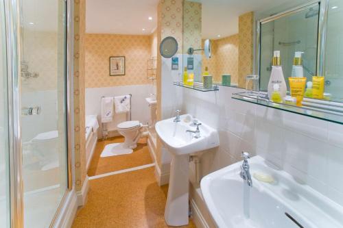约克米德尔索普Spa酒店的一间带水槽、淋浴和卫生间的浴室