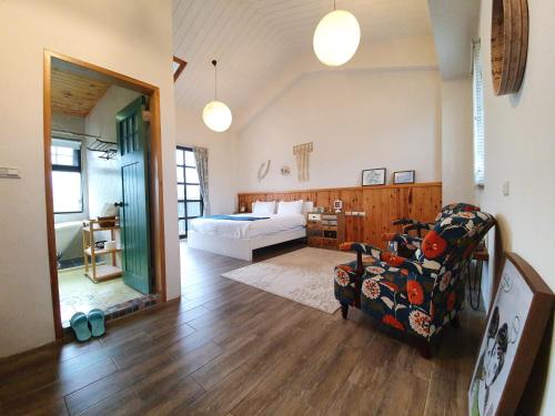 吉安森林中民宿 的一间卧室,卧室内配有一张床和一把椅子