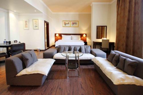 科威特爵士酒店的酒店客房带一张床和两张沙发