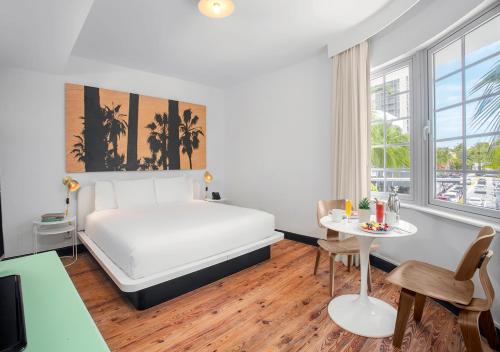 迈阿密海滩Axel Beach Miami-South Beach - Adults Only的酒店客房配有一张床铺和一张桌子。
