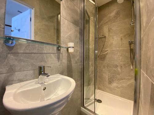 伦敦贝维德雷酒店的一间带水槽和玻璃淋浴的浴室