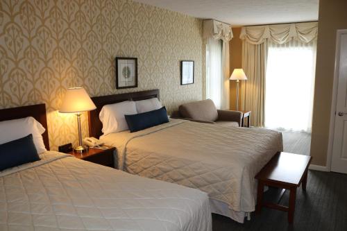 哈里森堡乡村旅馆的酒店客房设有两张床和窗户。