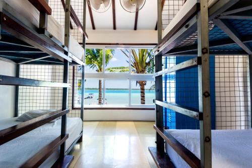 巴卡拉尔The Yak Lake House - Hostal的客房设有两张双层床,享有海景。