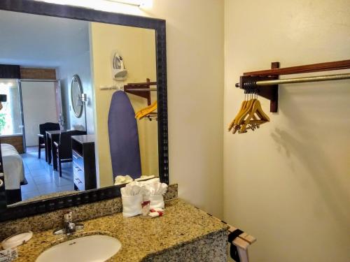 劳德代尔堡罗德岱堡机场红地毯酒店 的一间带水槽和镜子的浴室