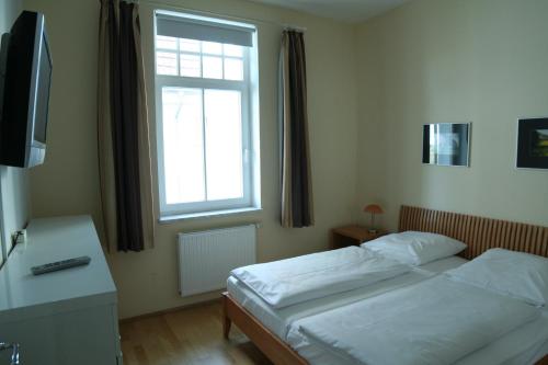 瓦尔内明德Residenz am Strande的一间卧室设有一张床和一个窗口