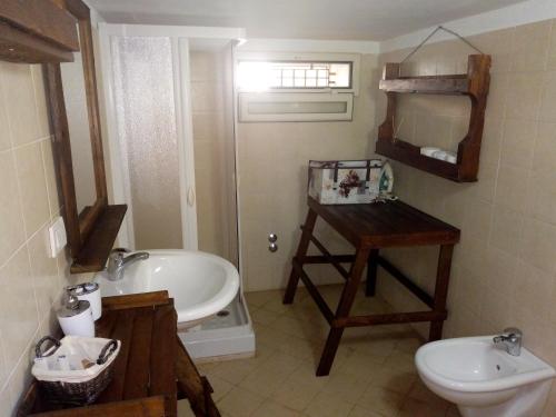 托雷坎内Taberna di felisiano的浴室配有盥洗盆、卫生间和浴缸。