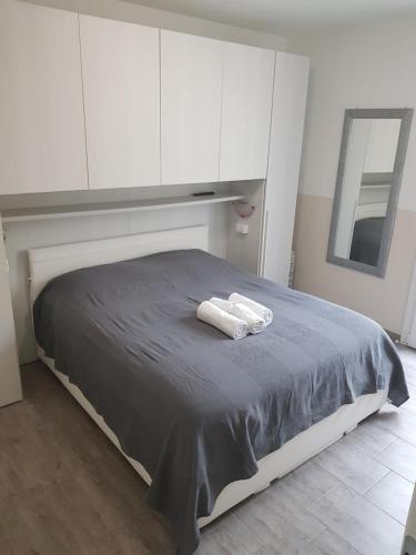 圣雷莫里维埃拉圣雷莫酒店的一张带白色橱柜的床和两张毛巾