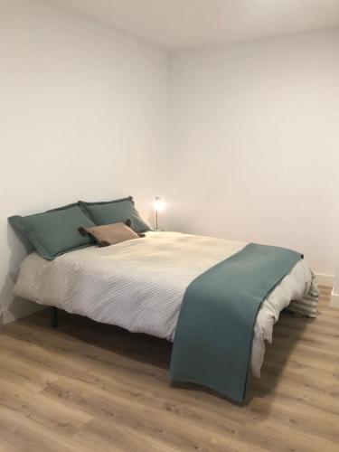 加列戈新镇La Maison del Gállego的一间卧室配有一张带绿色和白色床单的大床