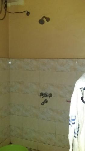 SembabuleRainbow Motel Sembabule的浴室墙上有三个圆点的淋浴