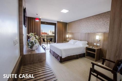 伊瓜苏福斯总统康福特茵酒店的酒店客房设有一张床和一个阳台。