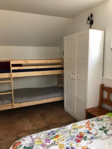 UndianoAltikarra II的一间卧室配有木制双层床和一张床