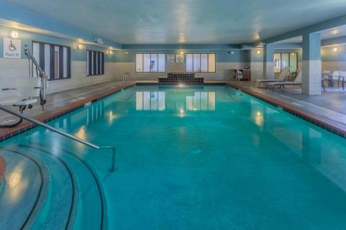 印第安纳波利斯印第安纳波利斯东南快捷假日酒店的在酒店房间的一个大型游泳池