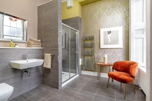 爱丁堡干草市场公寓的带淋浴、盥洗盆和卫生间的浴室