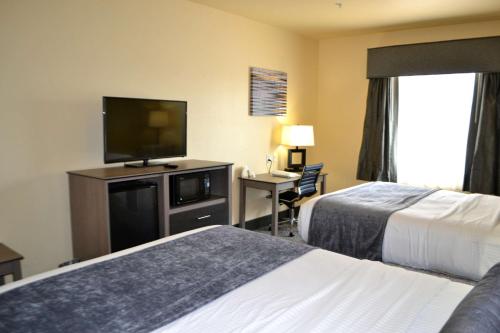 北小石城小石城北 - 舍伍德旅馆及套房贝斯特韦斯特酒店的酒店客房设有两张床和一台平面电视。