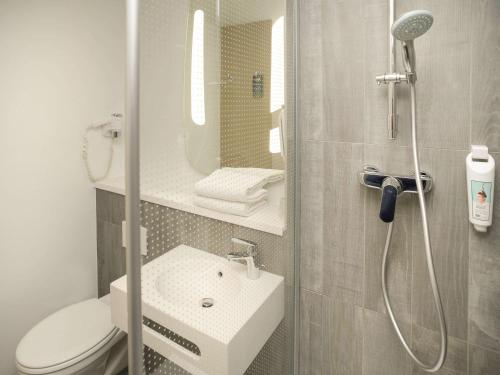 里昂宜必思里昂热尔兰梅里厄酒店的带淋浴、卫生间和盥洗盆的浴室