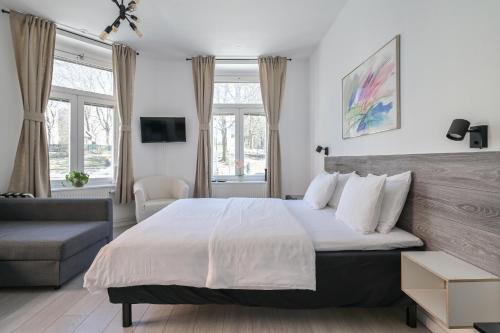 斯德哥尔摩贝玛酒店的一间卧室配有一张大床和一张沙发