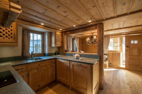 克拉瓦德尔伯格霍夫萨丁度假屋的厨房设有木制橱柜和木制天花板。