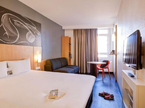 安锡安纳西旧城区宜必思酒店的酒店客房设有一张大床和一台电视机。