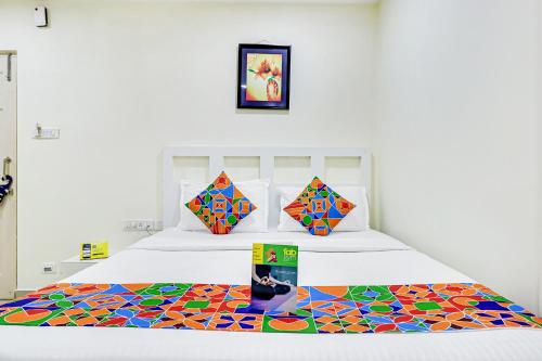 钦奈FabHotel Colors Service Apartment的一间卧室配有一张色彩缤纷的地毯。