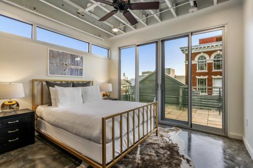 新奥尔良Luxury Arts District Apartments的一间卧室设有一张床和一个大窗户
