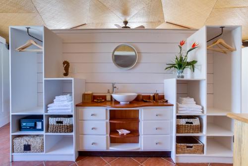 丹格里加Royal Belize的一间带白色橱柜和水槽的浴室