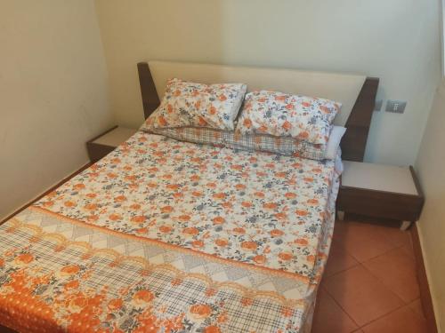 艾因苏赫纳one bedroom Chalet at Porto South Beach Royal Sea View Families only的一张带被子的床和两个枕头