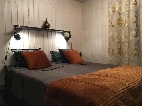 萨翁林纳Casino Islands Getaway的一间卧室配有一张带橙色枕头的大床