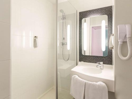 里摩日利摩日北宜必思酒店的浴室配有盥洗盆和带镜子的淋浴