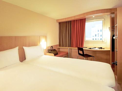 巴黎广场宜必思酒店客房内的一张或多张床位