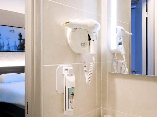 巴朗坦鲁昂北巴朗坦宜必思尚品酒店的墙上的浴室设有2个吹风机