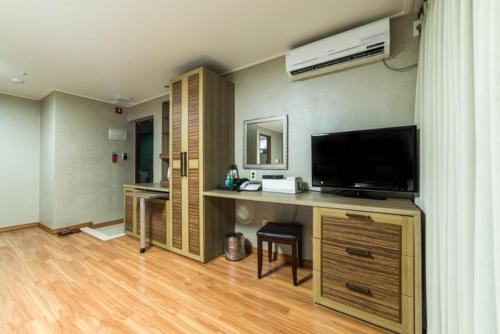 大田Residence Hotel Lamia的客房设有书桌、电视和书桌