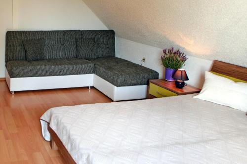 VerchenFerienhäuser Verchen SCHW 840的一间卧室配有一张床和一张沙发