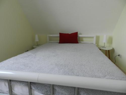 魏因海姆Ferienwohnung Burgenblilck的一间卧室配有一张红色枕头的床