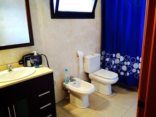 安波拉Precioso apartamento cerca de la playa的一间带卫生间、水槽和镜子的浴室
