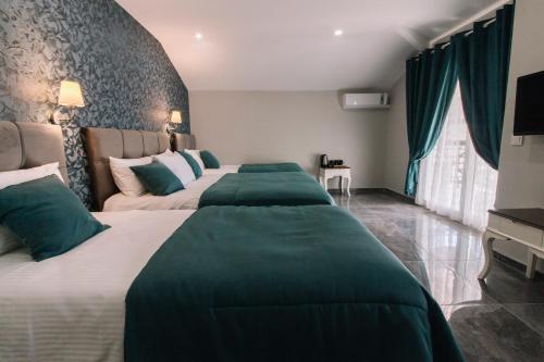 帕莫卡莱梅尔罗斯阿尔高酒店的绿盖的酒店客房内的两张床