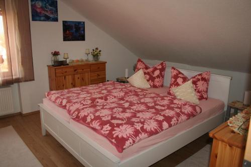 NaumburgFerienwohnungen Alt的一间卧室配有一张红色棉被的床
