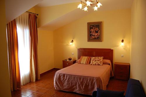 Cigüenzahotel rural anamari的一间卧室设有一张床和一个窗口