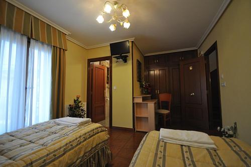 Cigüenzahotel rural anamari的酒店客房带两张床和一间浴室